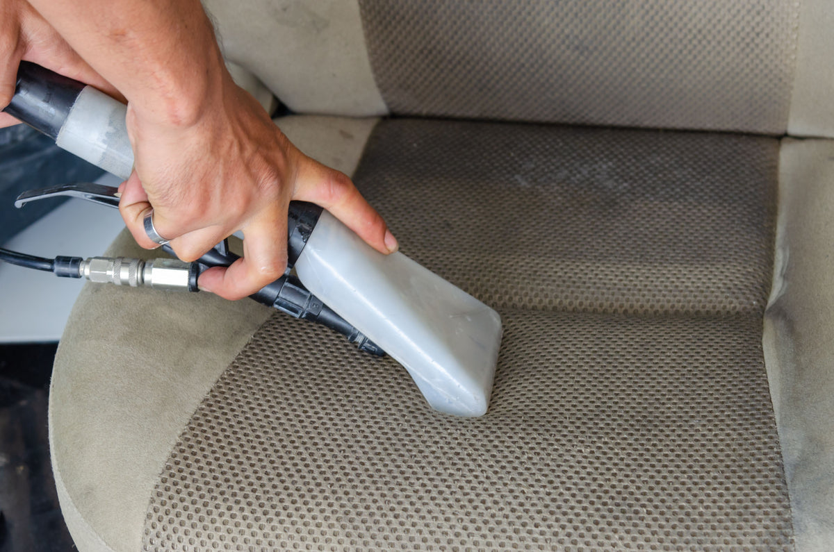 Nettoyage d’un siège de voiture en tissu